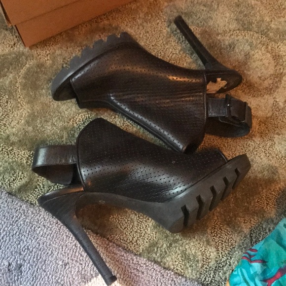 Kenneth Cole Shoes - Blk heels